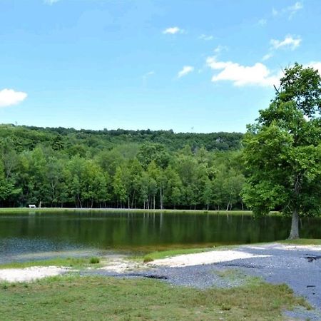*Amenity-Filled Waterfront Oasis @Saw Creek Estates Near Waterfalls And Hiking* East Stroudsburg Dış mekan fotoğraf