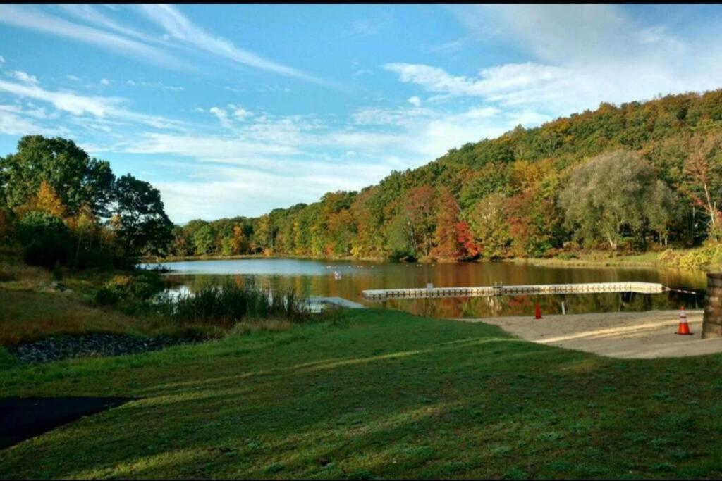 *Amenity-Filled Waterfront Oasis @Saw Creek Estates Near Waterfalls And Hiking* East Stroudsburg Dış mekan fotoğraf
