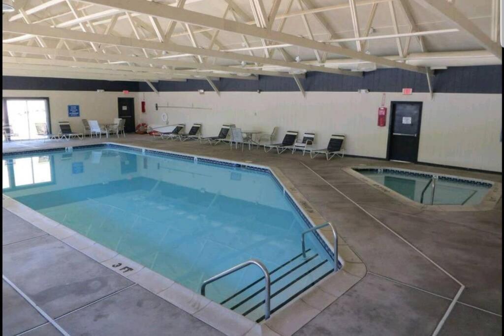 *Amenity-Filled Waterfront Oasis @Saw Creek Estates Near Waterfalls And Hiking* East Stroudsburg Dış mekan fotoğraf