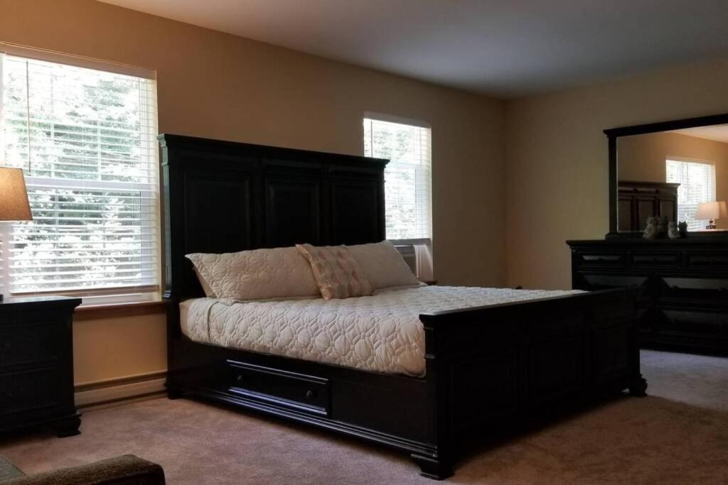*Amenity-Filled Waterfront Oasis @Saw Creek Estates Near Waterfalls And Hiking* East Stroudsburg Dış mekan fotoğraf
