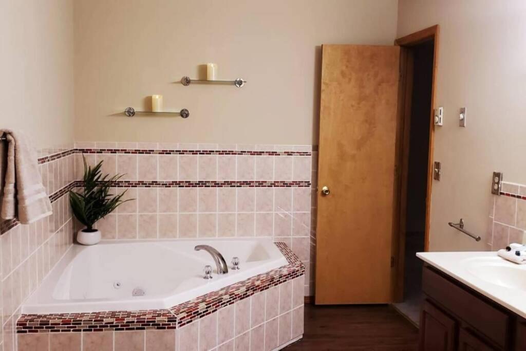 *Amenity-Filled Waterfront Oasis @Saw Creek Estates Near Waterfalls And Hiking* East Stroudsburg Dış mekan fotoğraf